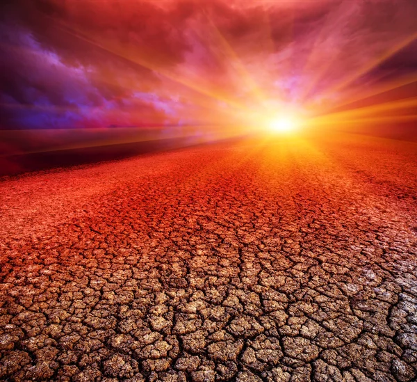 Puesta de sol sobre tierra seca — Foto de Stock