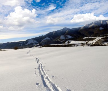 Dağın yamacında kar yolu