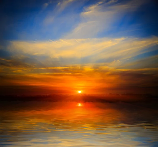 Bonito atardecer sobre agua — Foto de Stock