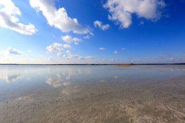 Güzel kumlu göl kıyısı