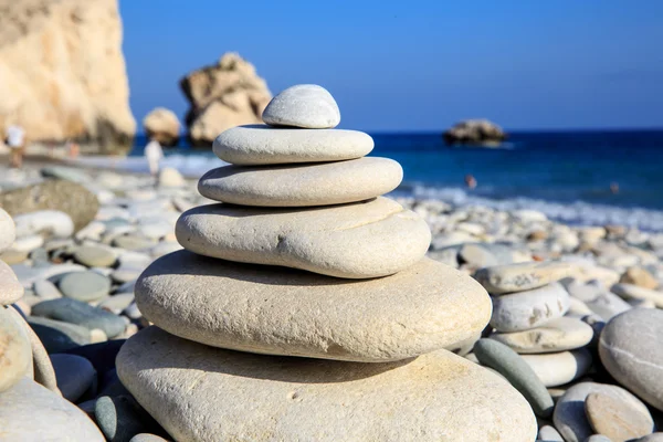 抽象的平衡块石头，在海 — 图库照片
