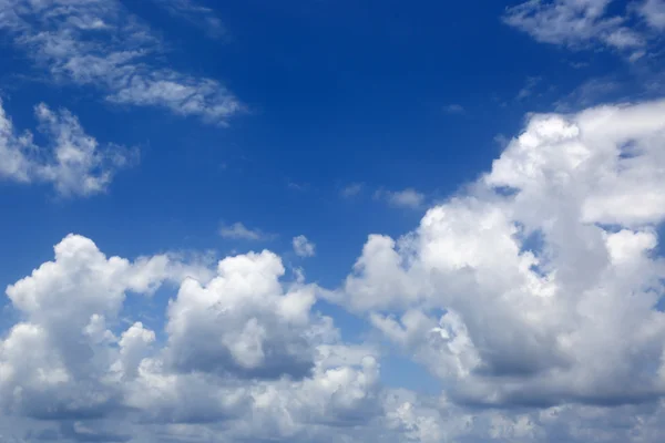 Nuvole nel cielo blu — Foto Stock