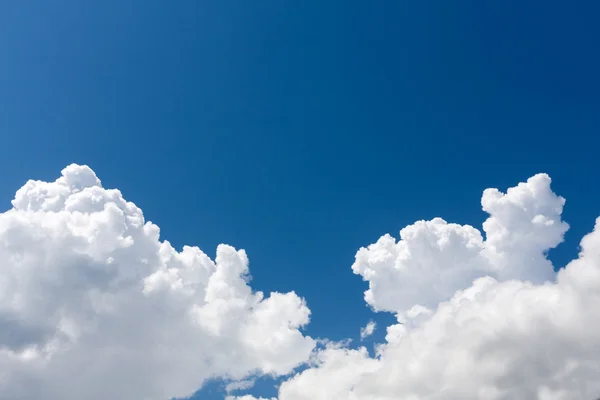 Witte wolken in blauwe lucht — Stockfoto