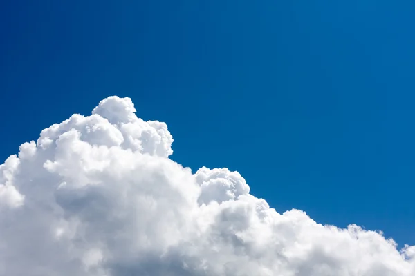 Jolis nuages blancs dans le ciel bleu — Photo