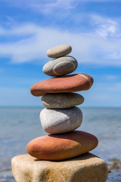 Stone pyramid of pebble — Stock Photo, Image