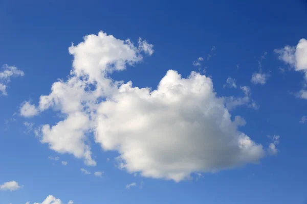 Pěkný mrak v modré obloze — Stock fotografie