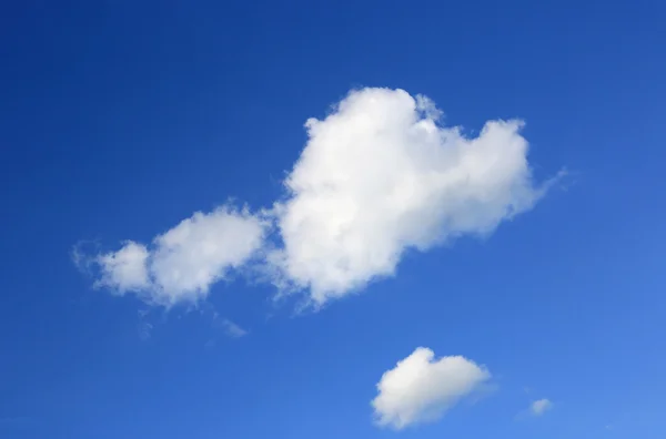 Schöne weiße Wolken vor blauem Himmel Hintergrund — Stockfoto