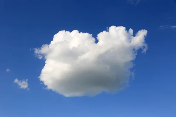 Bonita nube blanca en el cielo —  Fotos de Stock