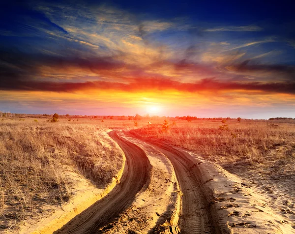 Δρόμος στην άμμο ηλιοβασίλεμα φόντο — Φωτογραφία Αρχείου