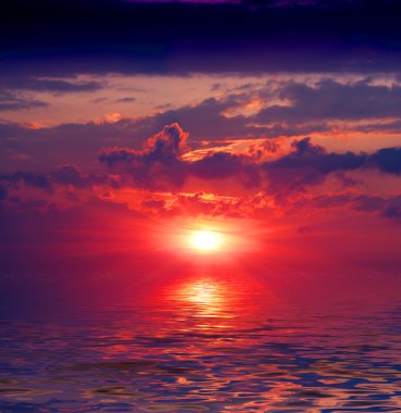 Sunset su yüzeyi üzerinde