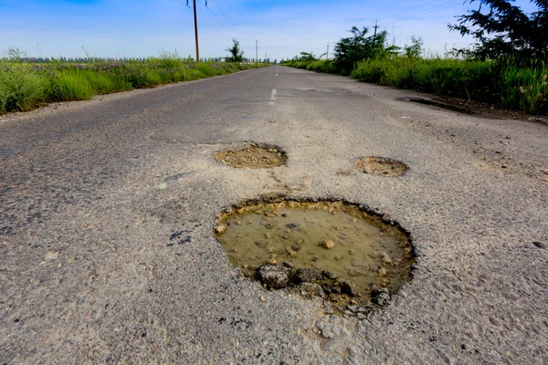 Buracos na estrada de asfalto — Fotografia de Stock