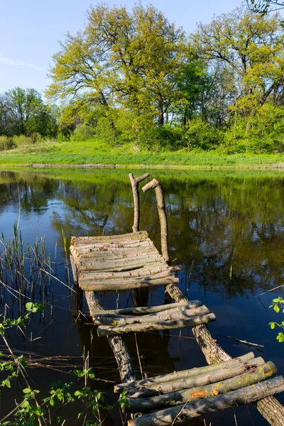 Oude houten visserij brug — Stockfoto