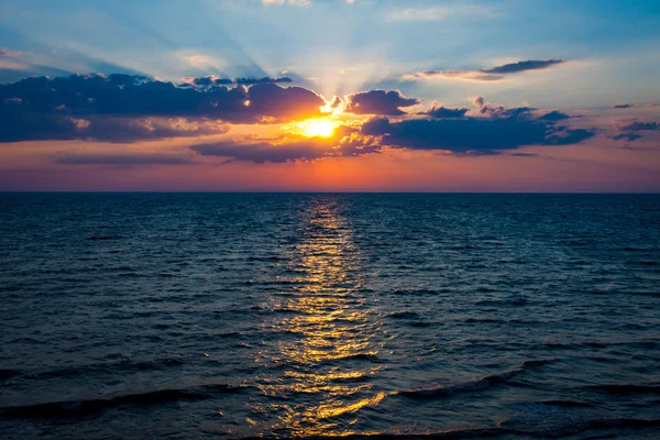 Susnet sulla superficie dell'acqua di mare — Foto Stock