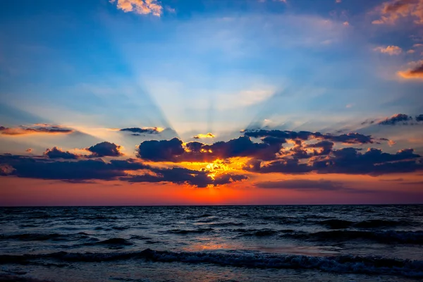 Beau coucher de soleil ciel sur la mer — Photo