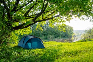 çayır üzerinde turist çadır