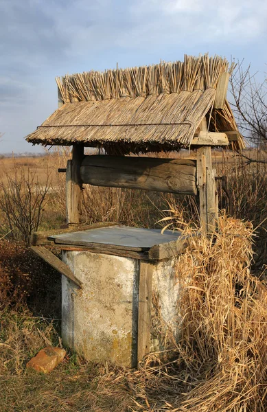 Vecchio Pozzo Villaggio Con Tetto Canne Portalo Ucraina Giorno Autunno — Foto Stock
