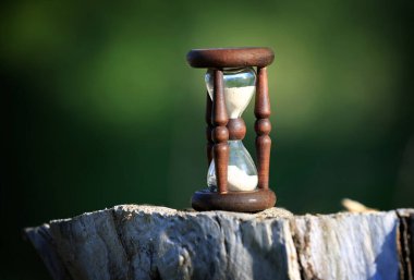 Yumuşak yeşil arkaplanda eski bir kum saati