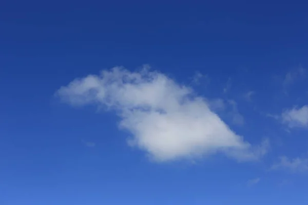 Solo Nube Blanca Cielo Azul —  Fotos de Stock