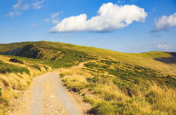 Paesaggio Con Strada Sterrata Sul Pendio Della Montagna Sotto Nuvole — Foto Stock