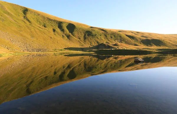 Lugnt Morgonlandskap Fjällsjö Karpaterna Ukraina — Stockfoto