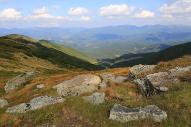 Ukraynalı Karpatlar 'da dağ yamacındaki eski taşlar