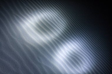 Kum yüzeyindeki soyut ışık çemberleri