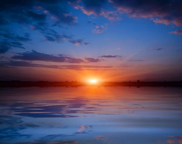 Abstrakter Sonnenuntergang Über Der Wasseroberfläche Des Sees — Stockfoto