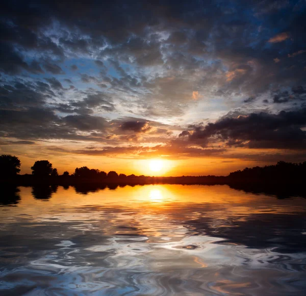 Su yüzeyinde güzel bir günbatımı gökyüzü