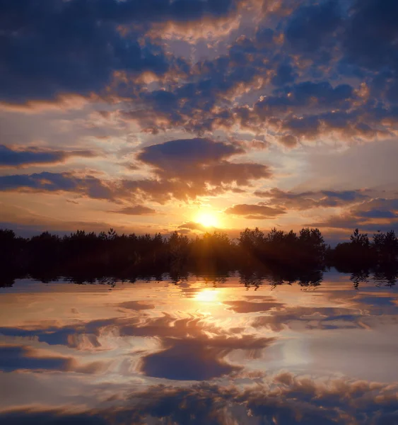 Nice Céu Por Sol Sobre Superfície Água Lago Floresta — Fotografia de Stock