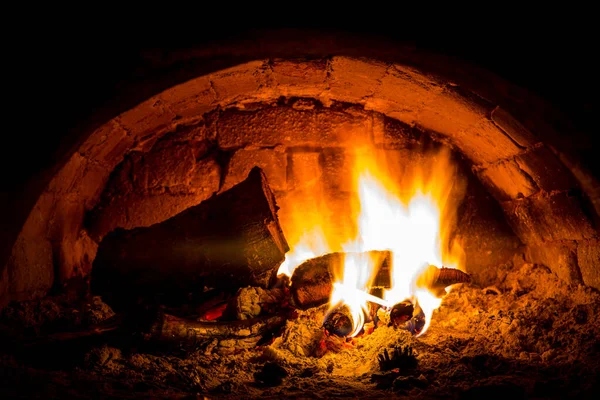 烤箱中燃烧木柴的炽热火焰 — 图库照片