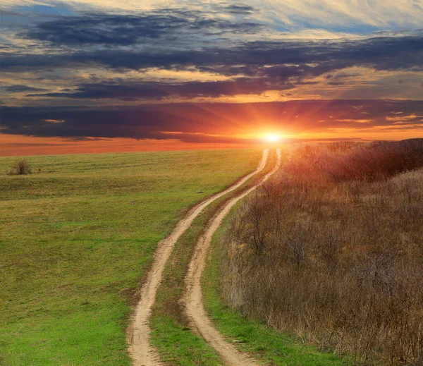 Paisagem Com Estrada Rural Através Prado Verde Pôr Sol — Fotografia de Stock