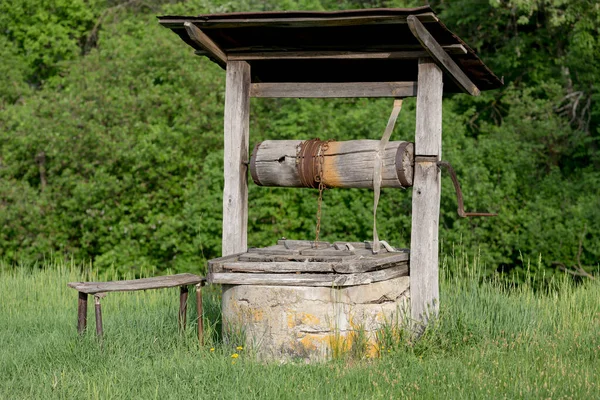Stará Studna Louce Jarním Lese — Stock fotografie
