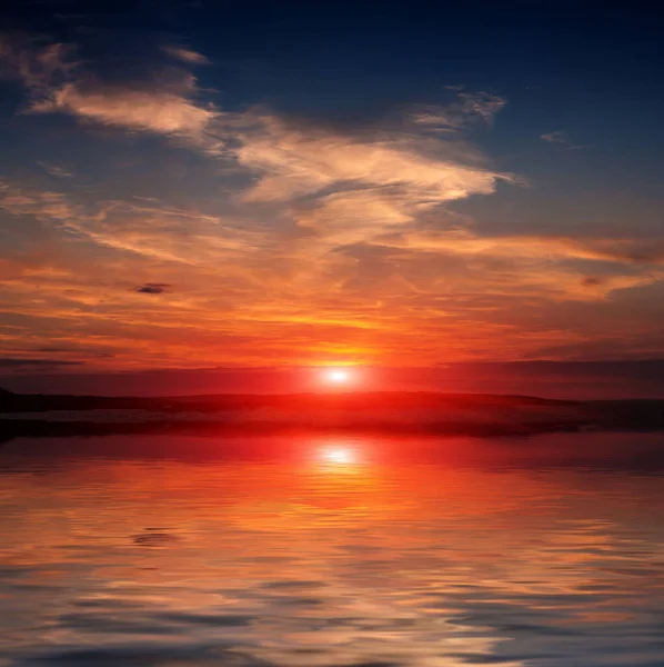 Bom Pôr Sol Sobre Superfície Água Lago — Fotografia de Stock