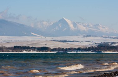 Slovakya 'nın High Tatras vadisindeki büyük göl. Krivan gölünün arka planında.