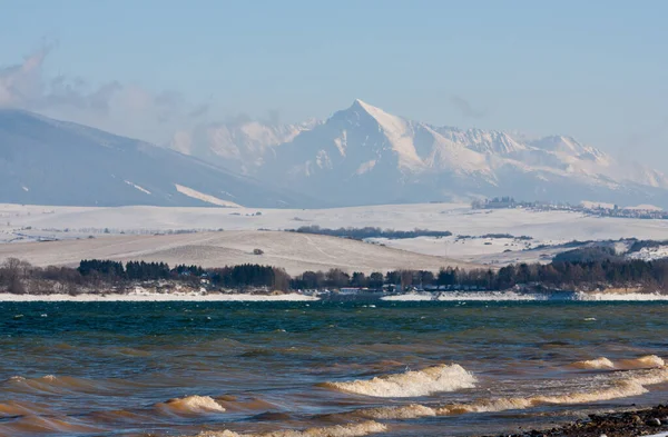 Duże Jezioro Dolinie Tatr Wysokich Słowacji Okresie Zimowym Jezioro Tle — Zdjęcie stockowe