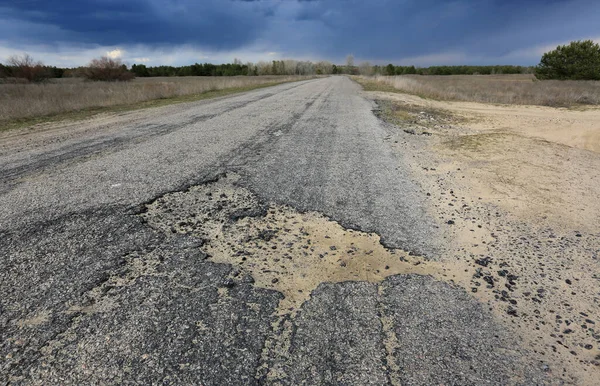 Nids Poule Sur Une Vieille Route Campagne Asphaltée — Photo