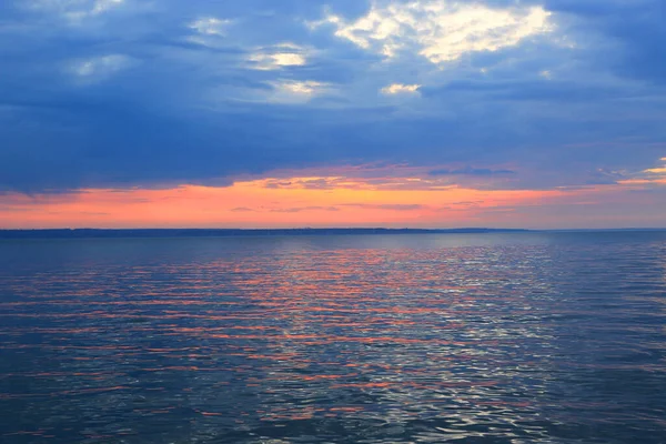Абстрактная Сцена Заката Над Поверхностью Воды Озера — стоковое фото