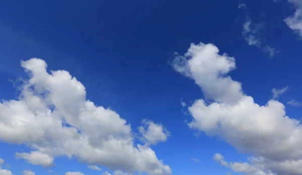 Mavi Sku Ile Güzel Bahar Beyaz Bulutları — Stok fotoğraf