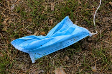 Çimlerin üzerinde kayıp koruyucu maske. Covid 2019