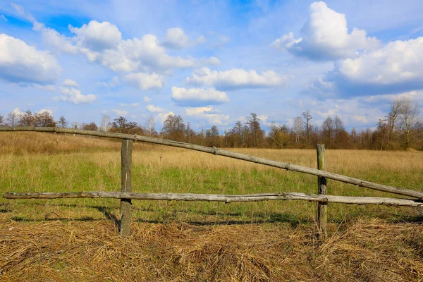 Gammalt Trästaket Torr Gräsmark Våren Himmel Med Moln Det Ukraina — Stockfoto