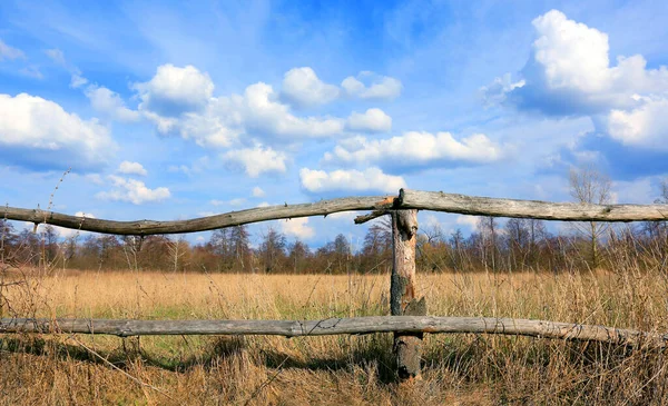 Landschaft Mit Holzzaun Auf Trockener Weide Unter Schönem Himmel — Stockfoto