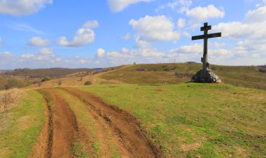 Yeşil tepede kavşağın yanındaki kırsal yol