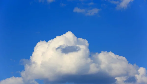 Schöne Weiße Wolken Blauen Himmel Sommertag — Stockfoto