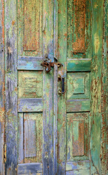 廃屋の古い木の扉を抽象化し — ストック写真