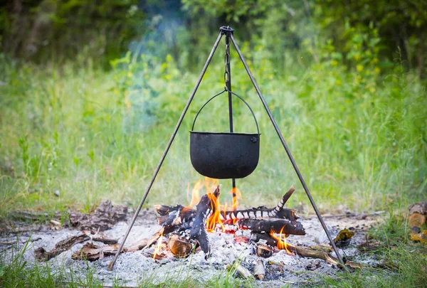 Bouilloire Touristique Sur Feu Camp Dans Forêt Printemps — Photo