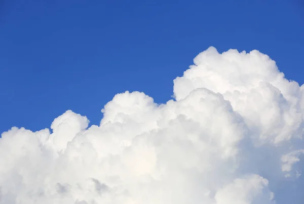 Schöne Sommerwolken Blauen Himmel — Stockfoto