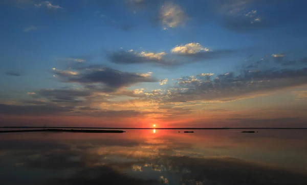 Прекрасная Вечерняя Сцена Море Солнечный Свет Над Водой — стоковое фото