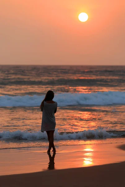 Абстрактна Дівчина Фігура Фоні Морського Заходу Сонця — стокове фото