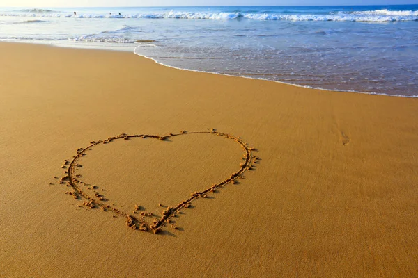 Знак Сердца Песке Берегу Океана — стоковое фото