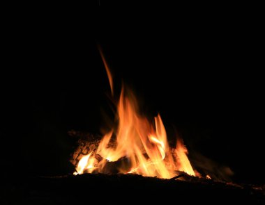 Karanlıktaki sıcak kamp ateşinin soyut alevleri